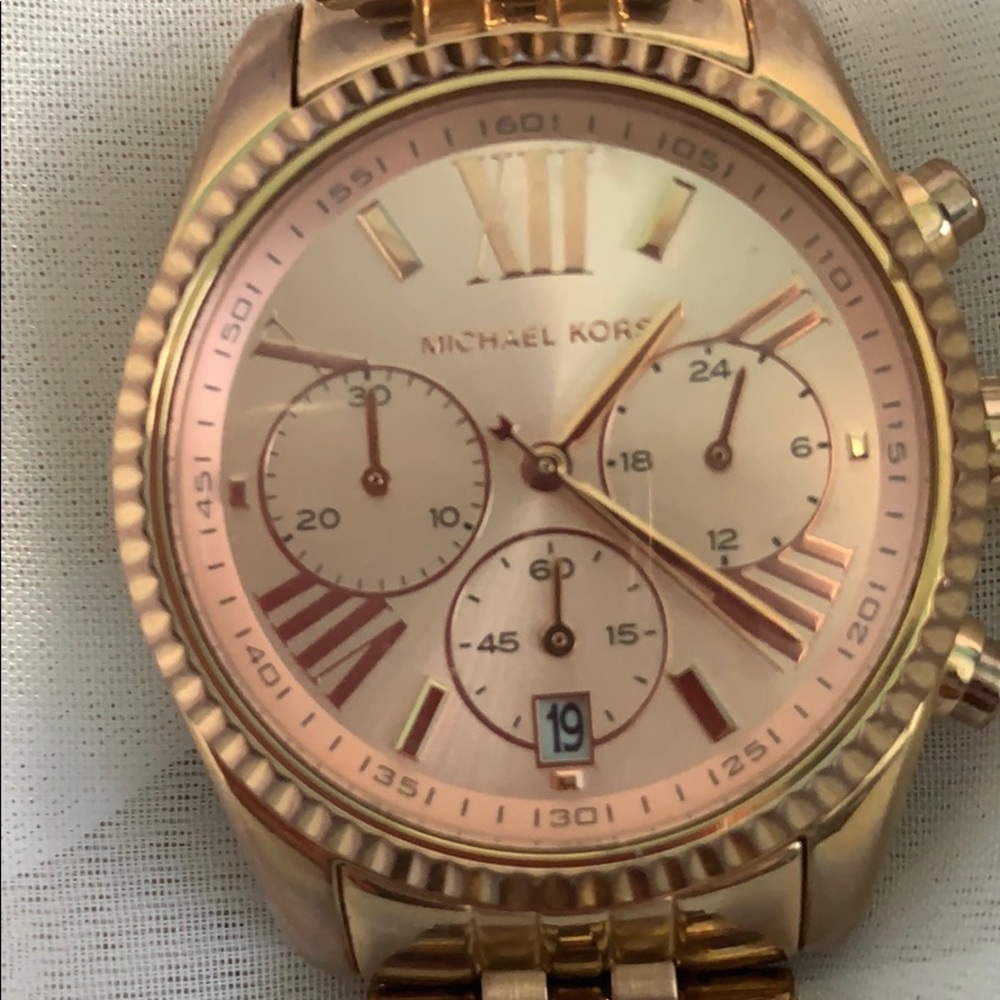 Micheal Kors watch TAKE OFFERS!! - Picture 3 of 4